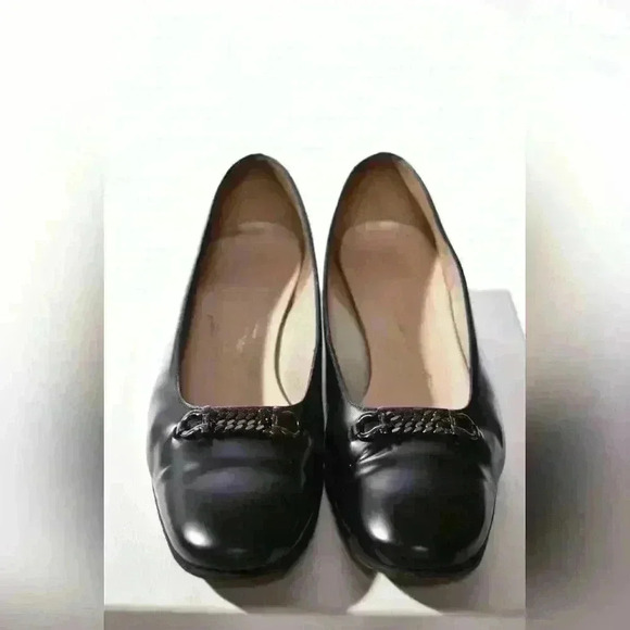 SALVATORE FERRAGAMO Black Leather Chain Vara Gancini Pump Heel 9US 39EU  B Italy - Picture 3 of 10
